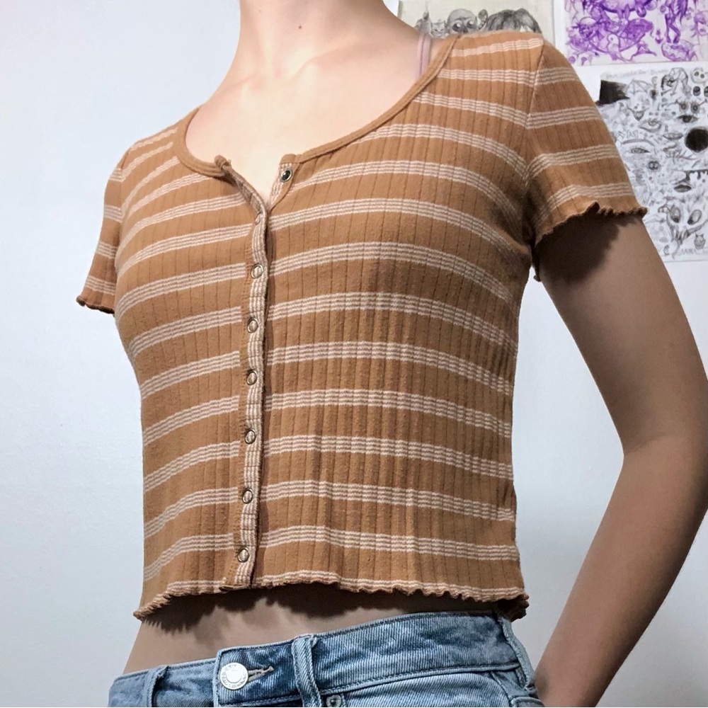 AE snap buttoned cropped shirt.